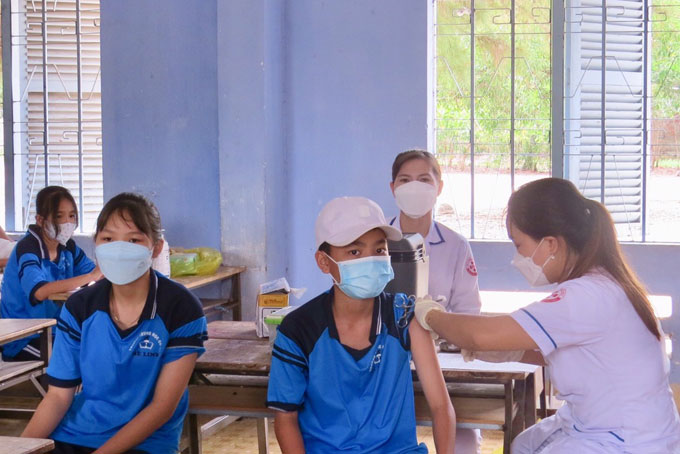 Khánh Hòa: Tăng cường triển khai các giải pháp vận động người dân tiêm vắc xin phòng COVID-19 mũi 3 và 4